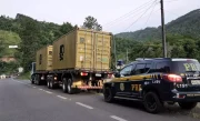 susto-caminhao-com-23-toneladas-a-mais-do-que-permitido-perde-freio-na-br-470-e-por-pouco-nao-causa-acidente-fotos-6-1068x580